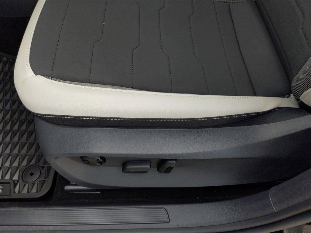 Used 2025 Volkswagen Taos SE image 29