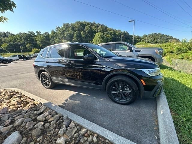 Used 2024 Volkswagen Tiguan SE w/ Panoramic Sunroof Package AWD/4WD image 12