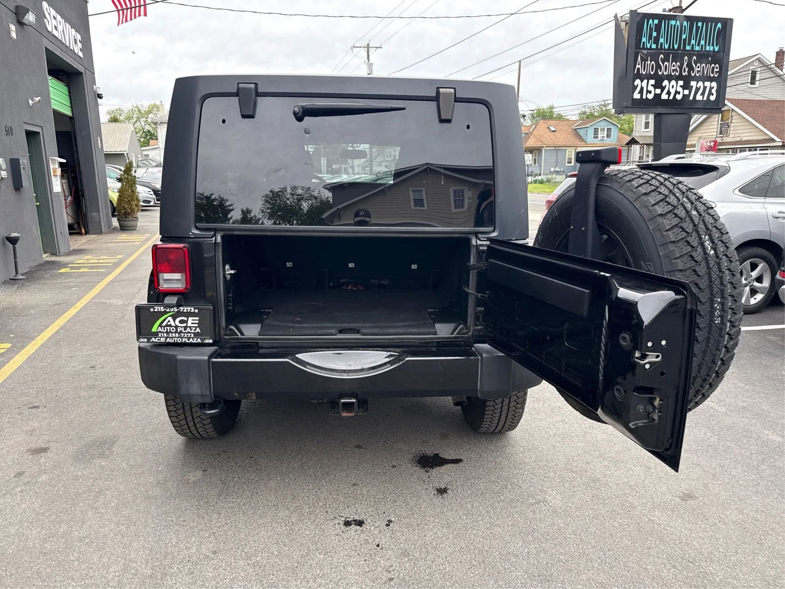 Used 2017 Jeep Wrangler Unlimited Sahara w/ Connectivity Group AWD/4WD image 12