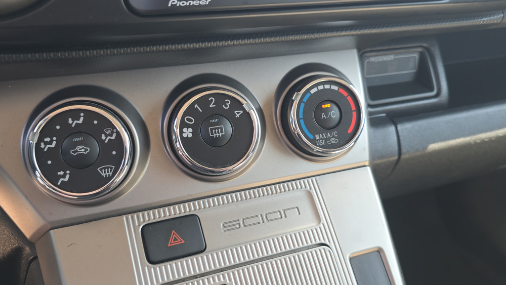 Used 2015 Scion xB FWD image 28