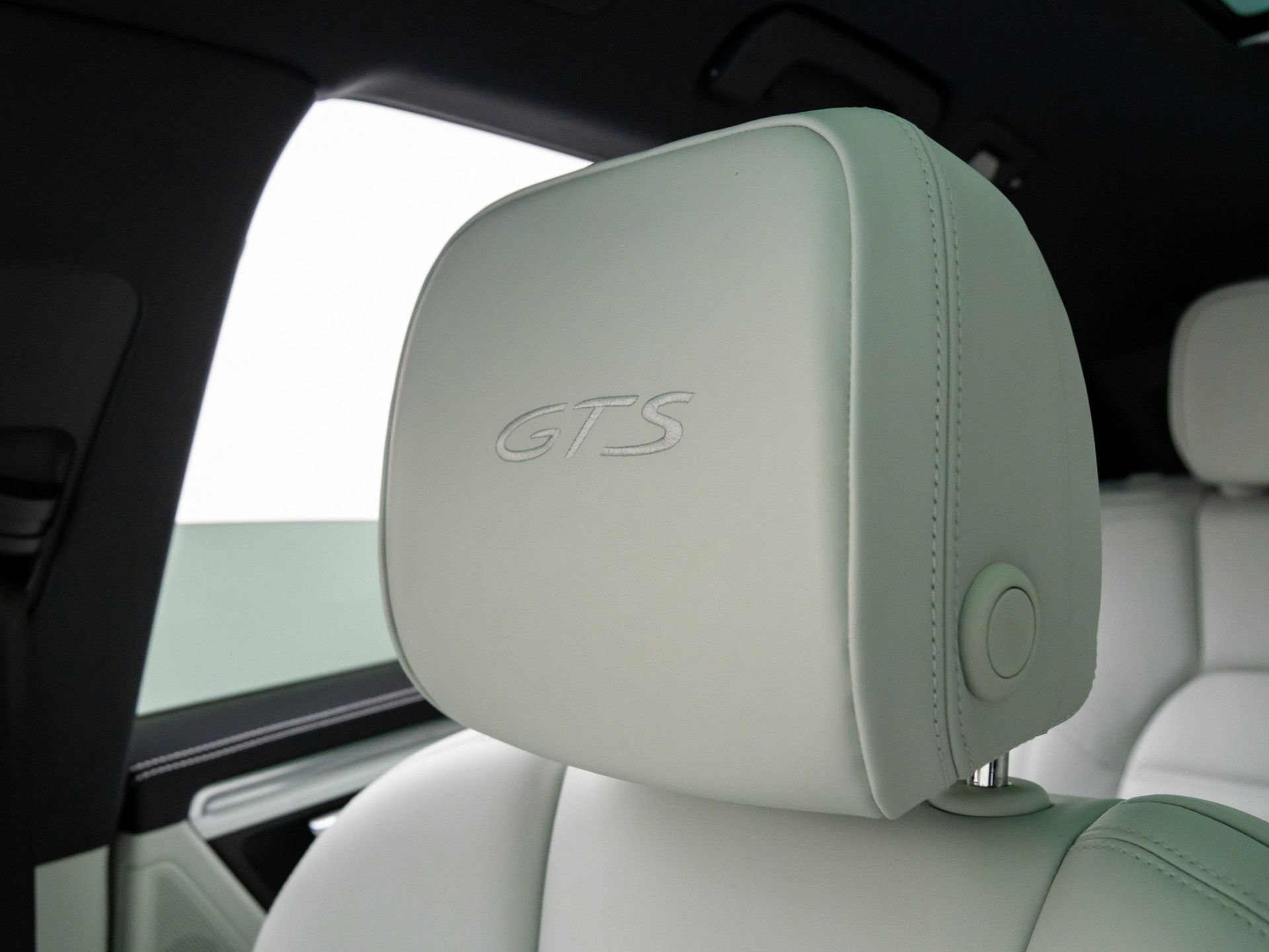 Certified 2024 Porsche Macan GTS image 28