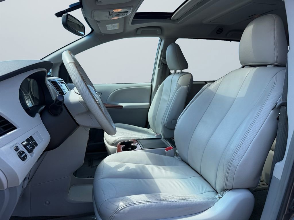 Used 2014 Toyota Sienna XLE w/ Entertainment Package image 9