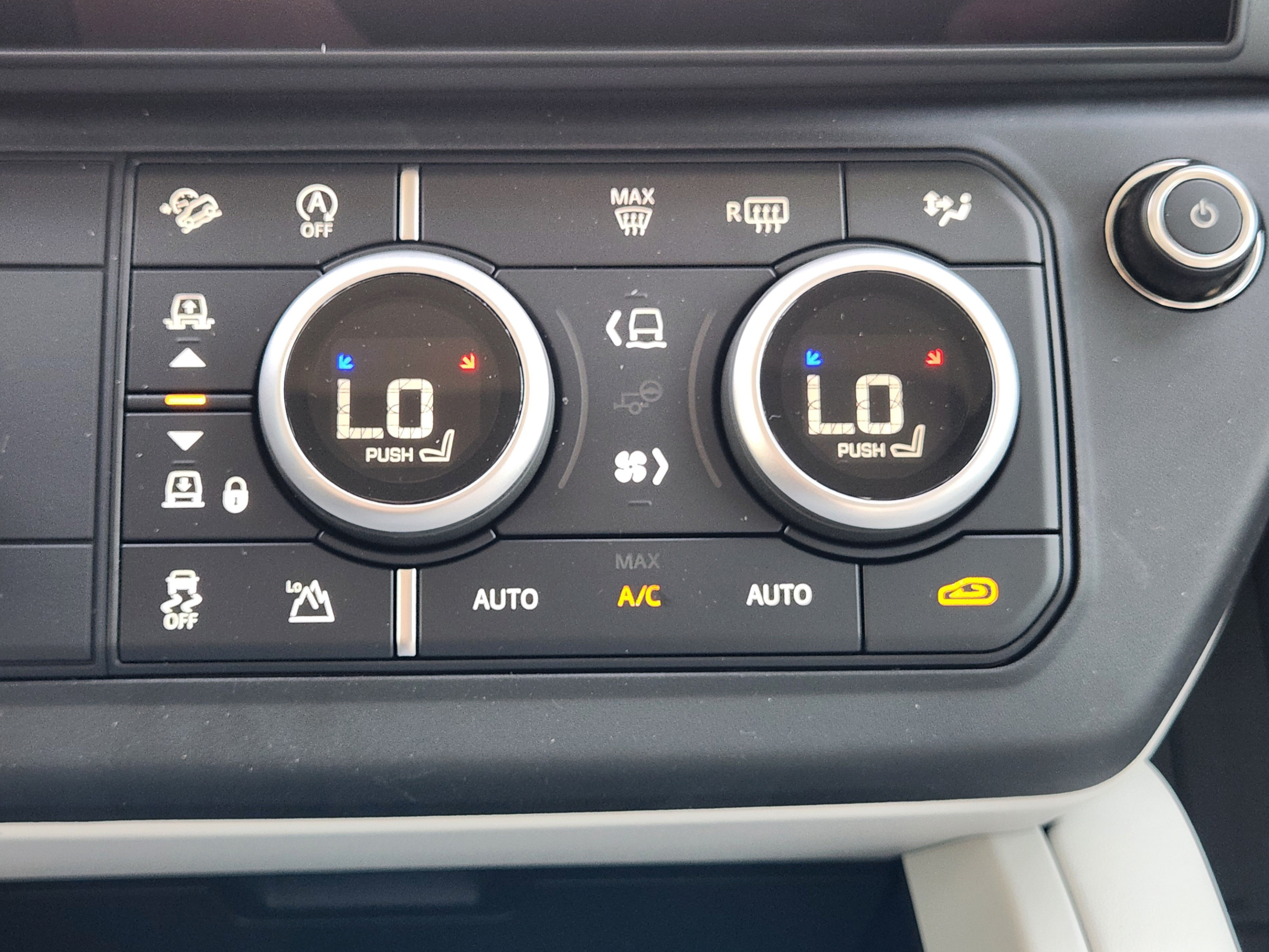 New 2026 Land Rover Defender 110 X-Dynamic SE AWD/4WD image 18