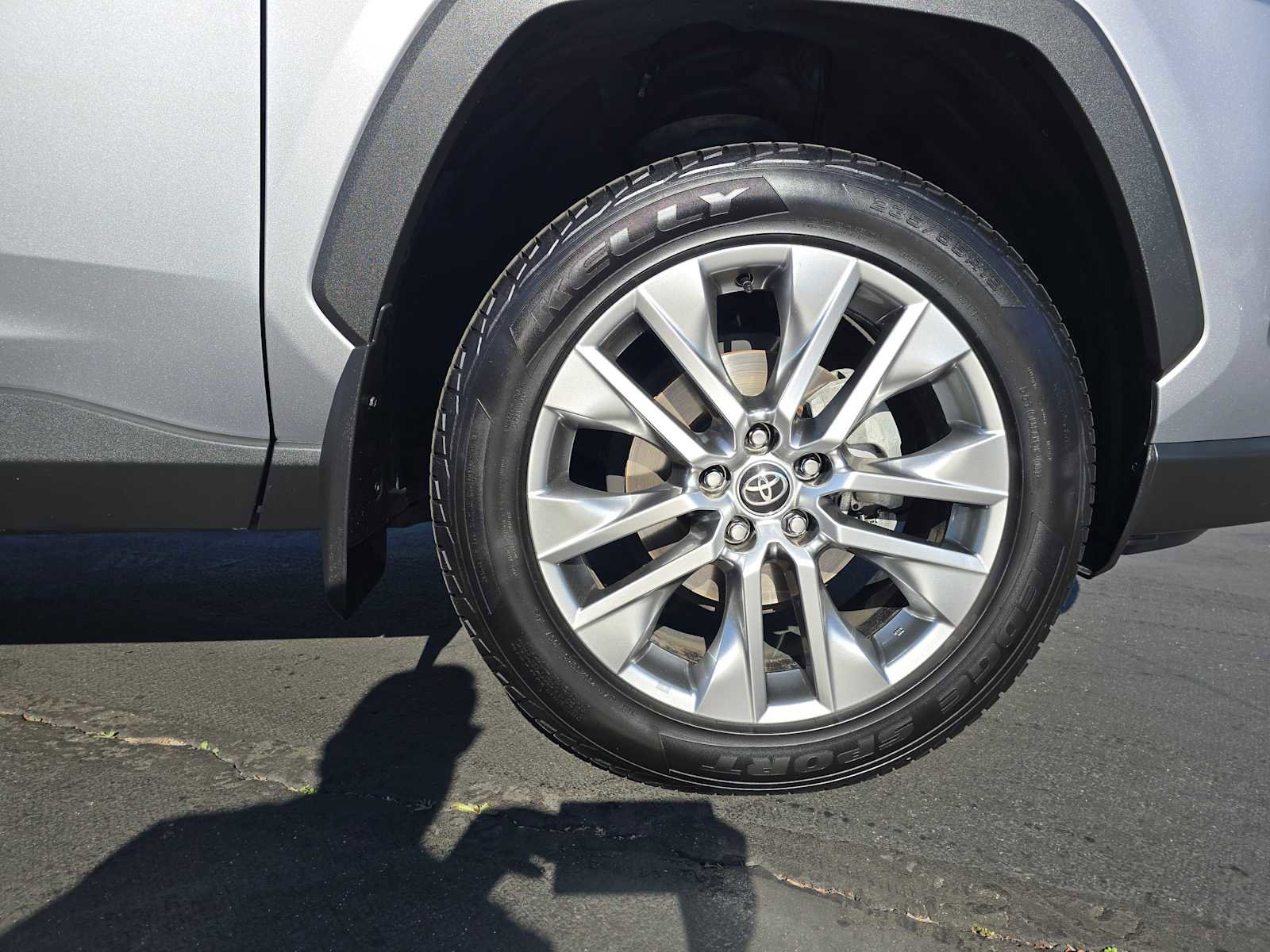 Used 2022 Toyota RAV4 XLE Premium image 9