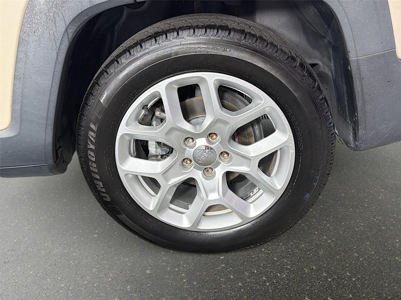 Used 2015 Jeep Renegade Latitude FWD image 27
