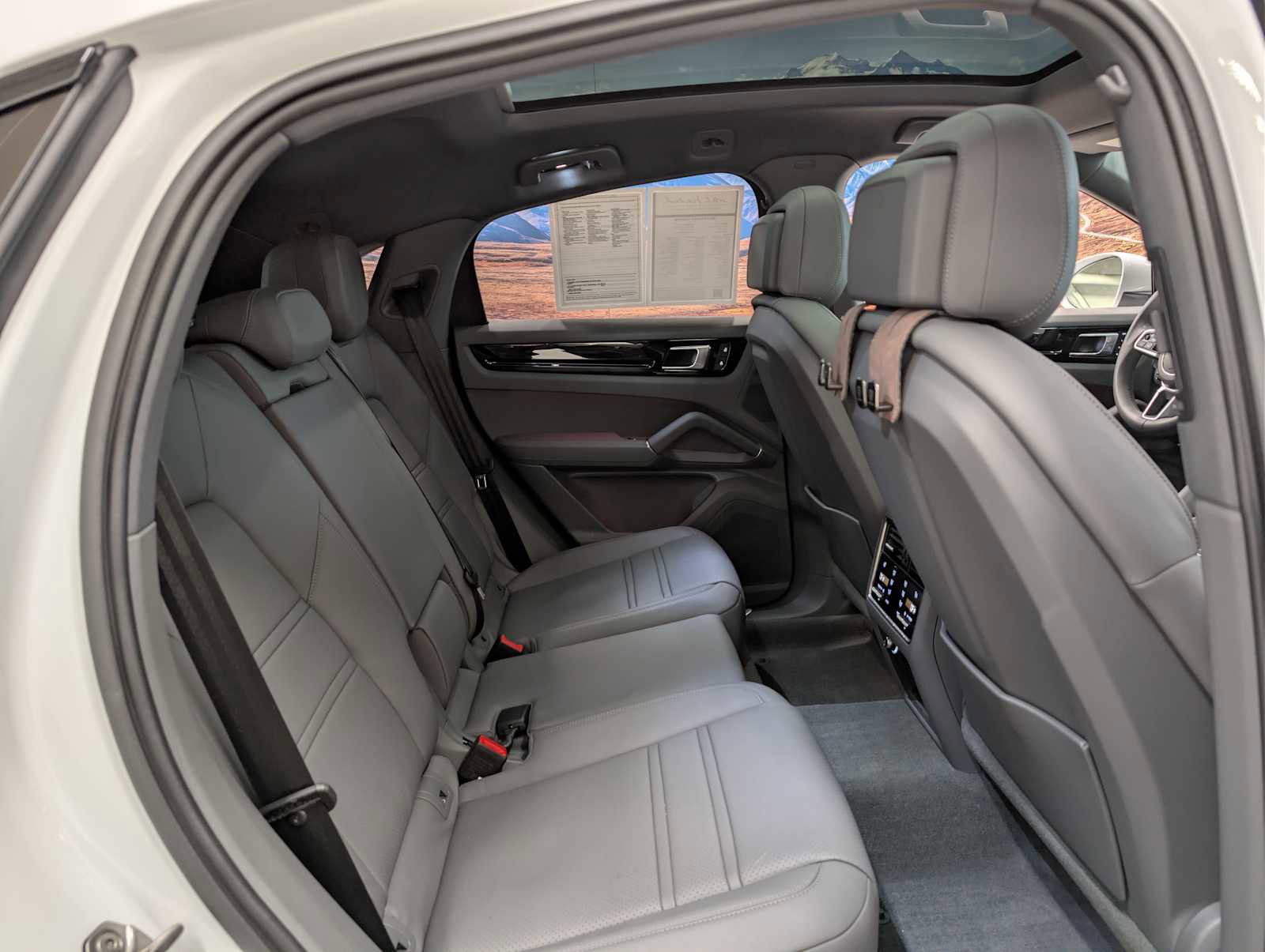 Used 2023 Porsche Cayenne Coupe image 14