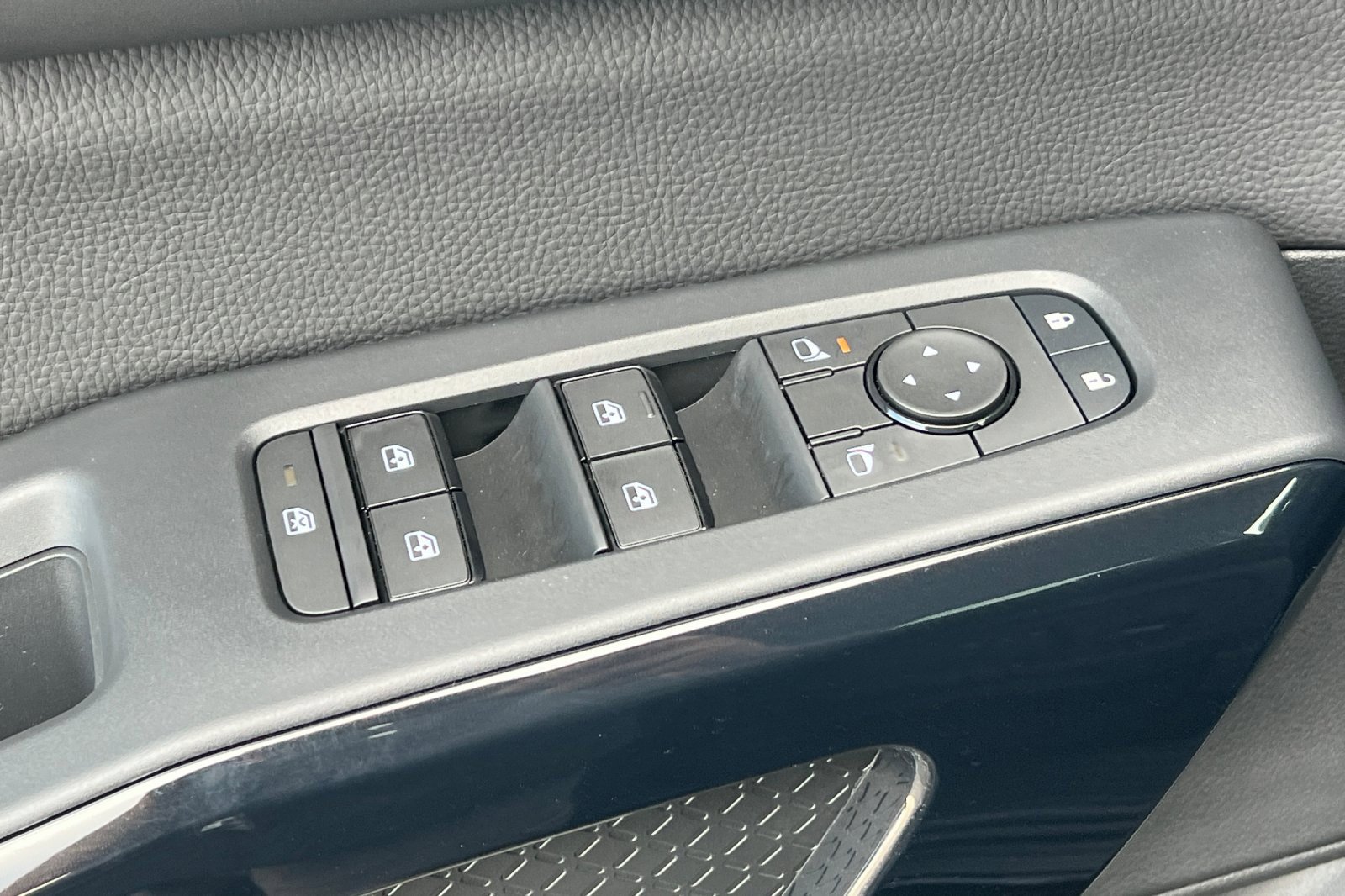 New 2025 Nissan Pathfinder SV image 13