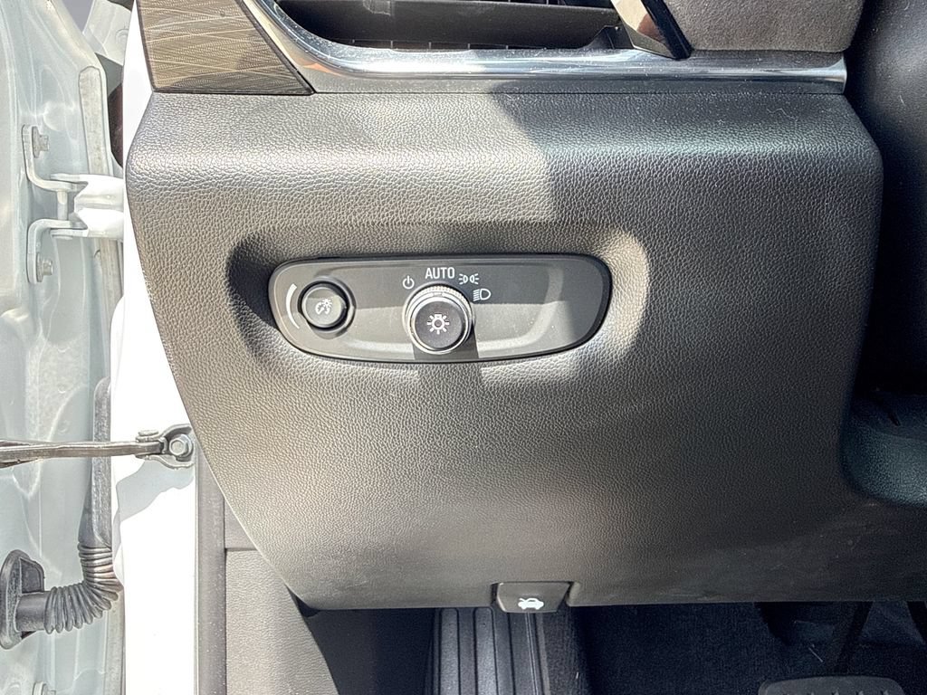Used 2023 Chevrolet Traverse High Country FWD image 28