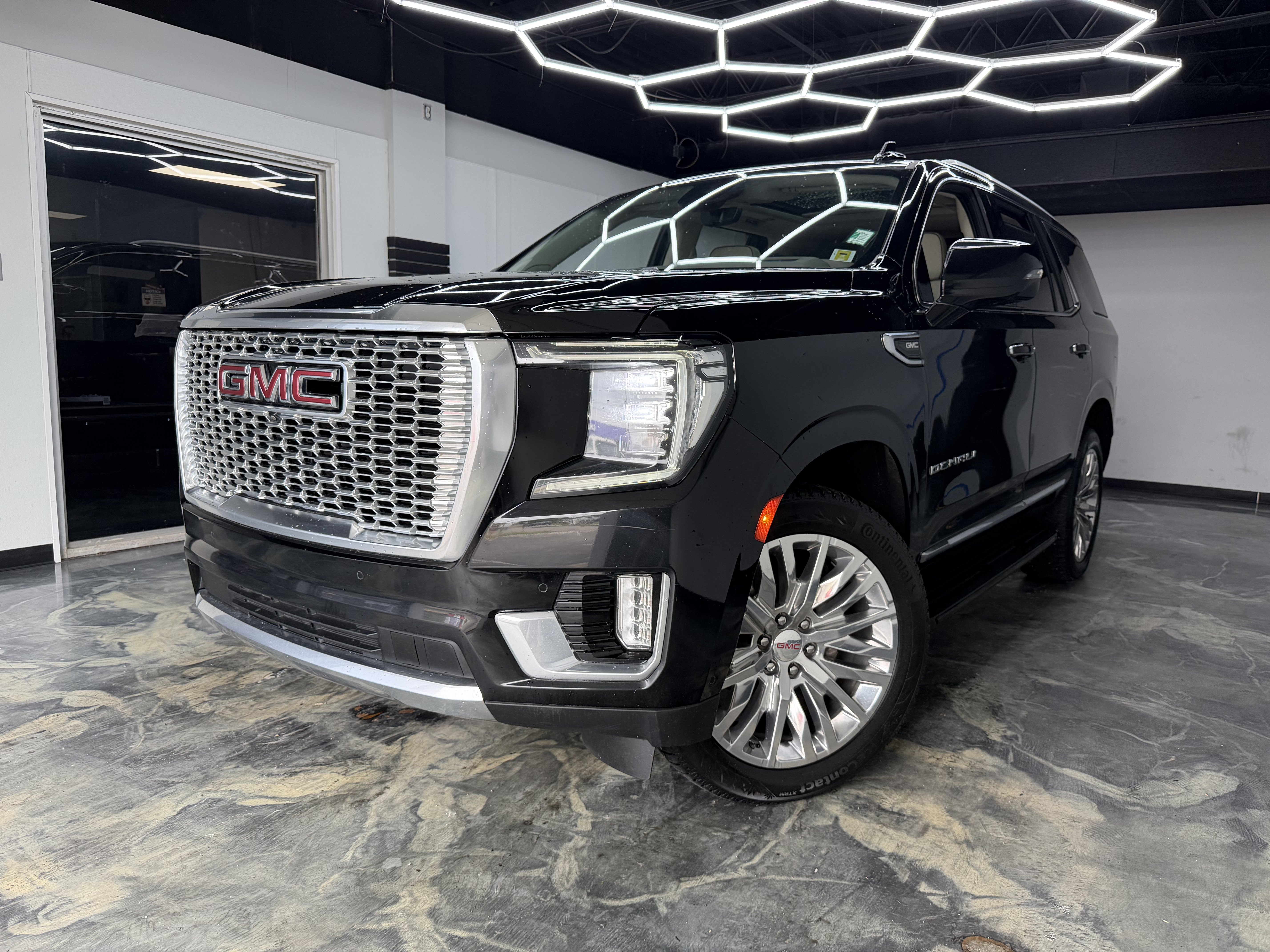 Used 2023 GMC Yukon Denali w/ Advanced Technology Package AWD/4WD image 1