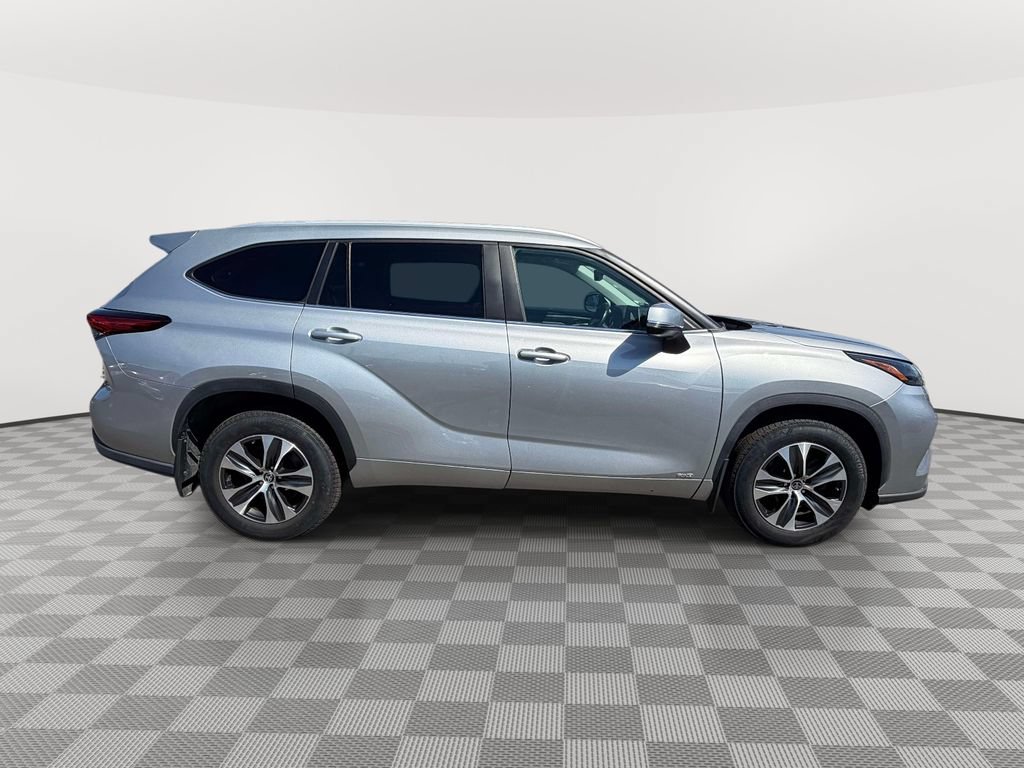 Used 2023 Toyota Highlander XLE AWD/4WD image 2