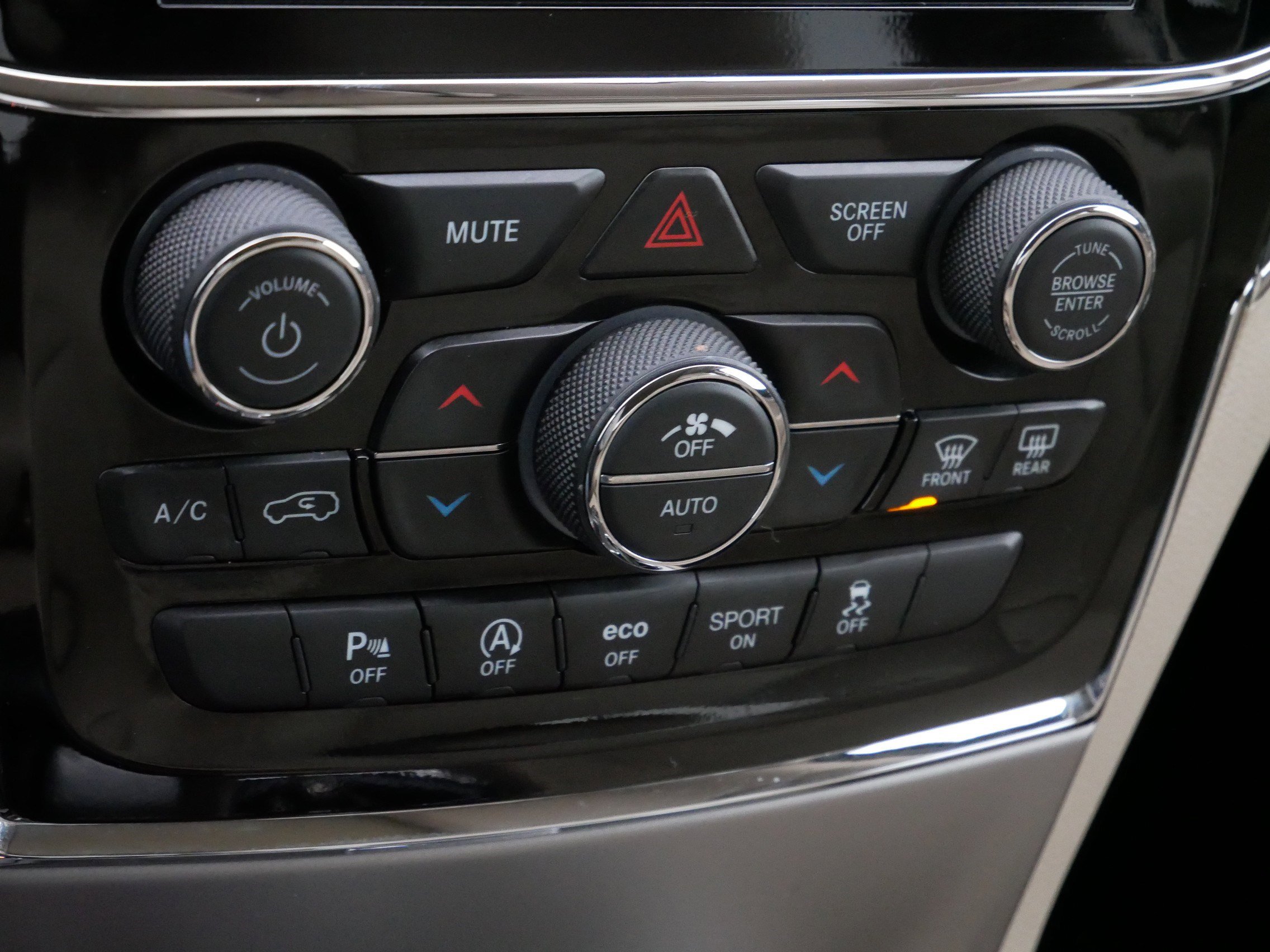 Used 2020 Jeep Grand Cherokee Limited w/ Luxury Group II image 23