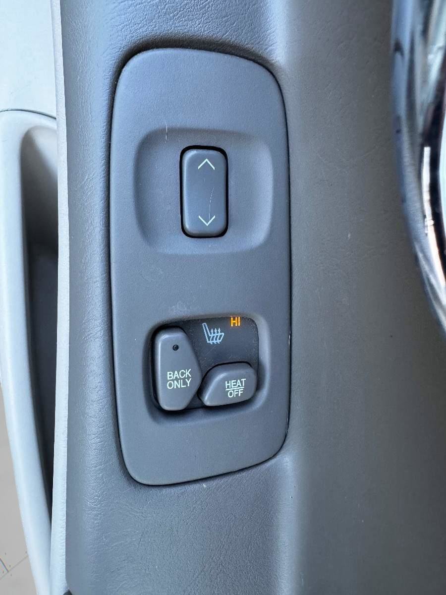 Used 2002 Cadillac De Ville w/ Comfort/Convenience Pkg image 30