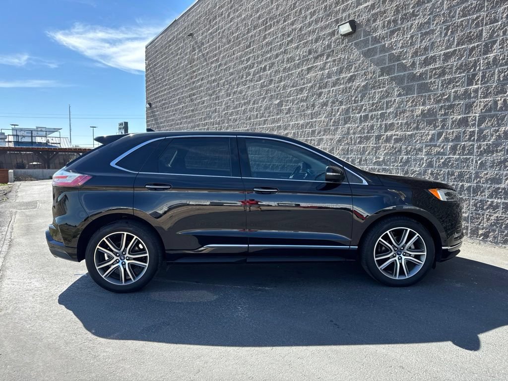 Used 2019 Ford Edge Titanium w/ Equipment Group 301A FWD image 4