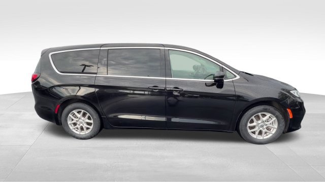 Used 2024 Chrysler Pacifica Touring-L FWD image 8