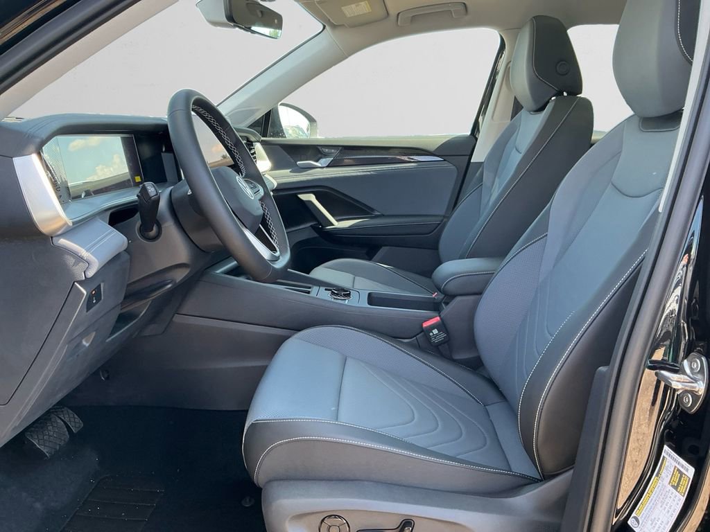 New 2025 Volkswagen Tiguan SE image 9