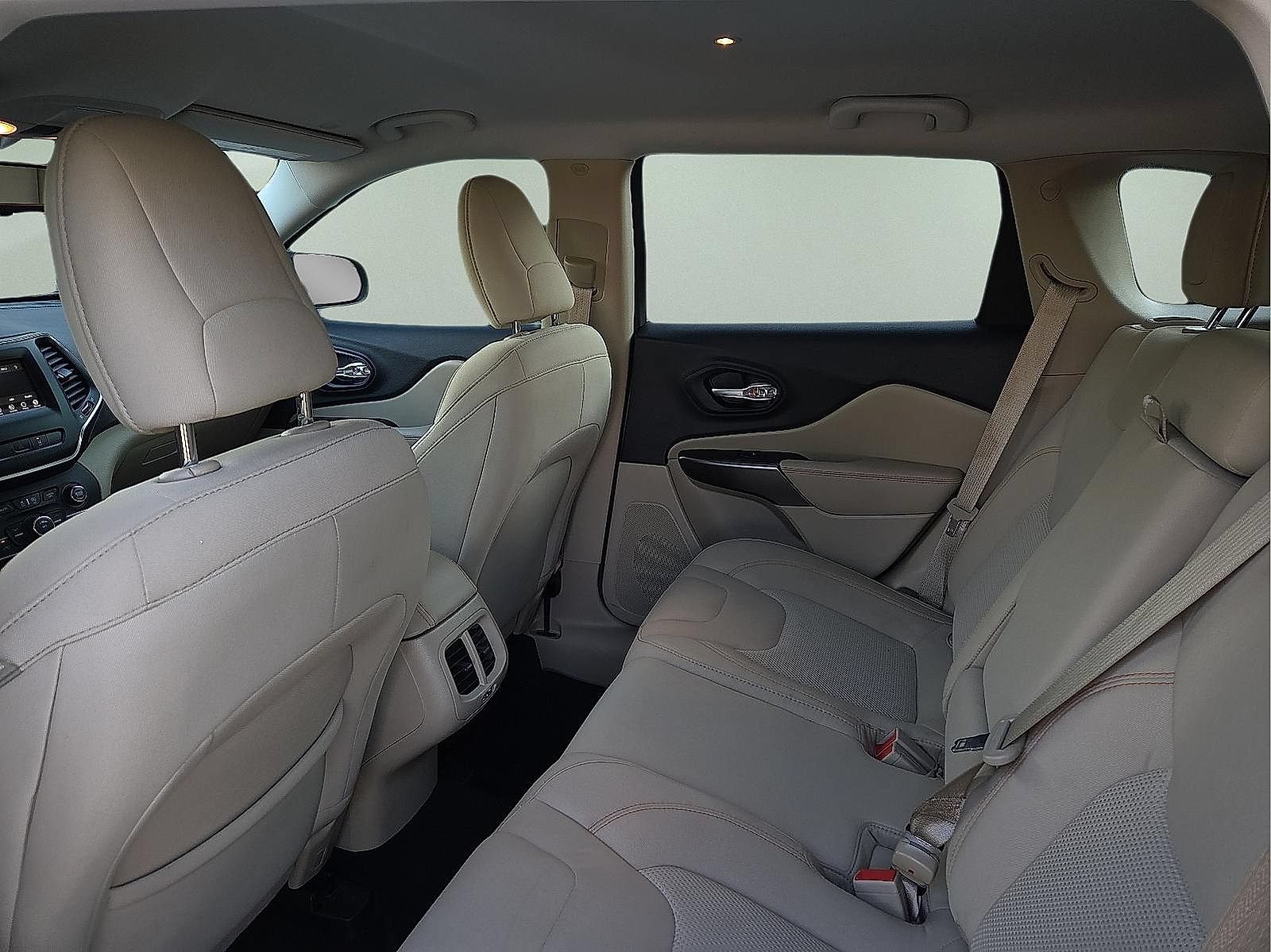 Used 2021 Jeep Cherokee Latitude w/ Mopar Interior Package FWD image 10