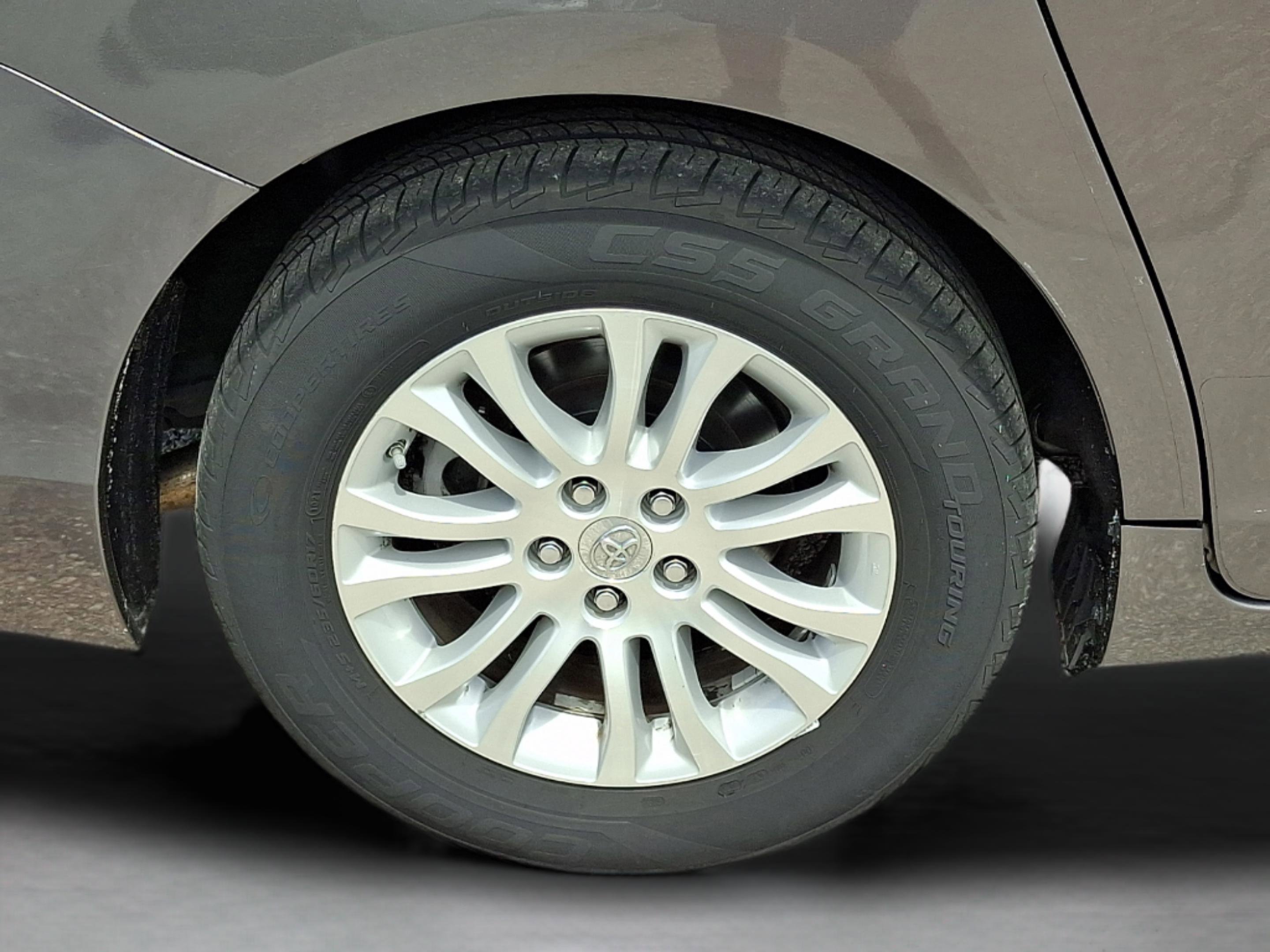 Used 2013 Toyota Sienna XLE FWD image 30