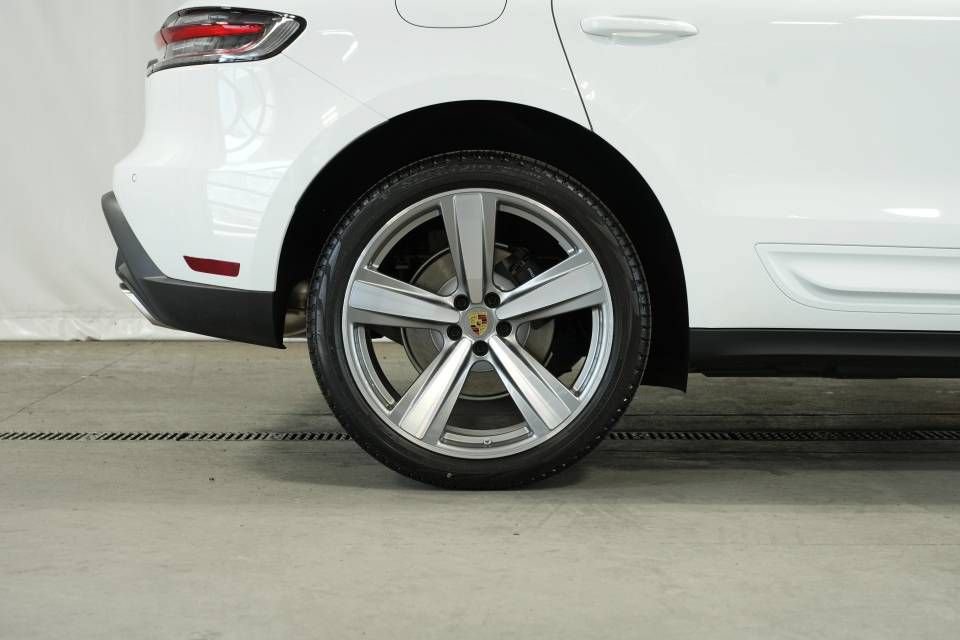 Certified 2025 Porsche Macan AWD/4WD image 40