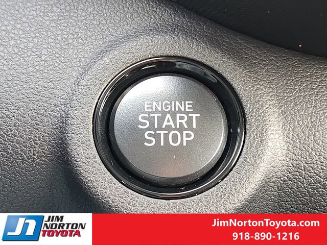 Used 2025 Hyundai Venue SEL image 21