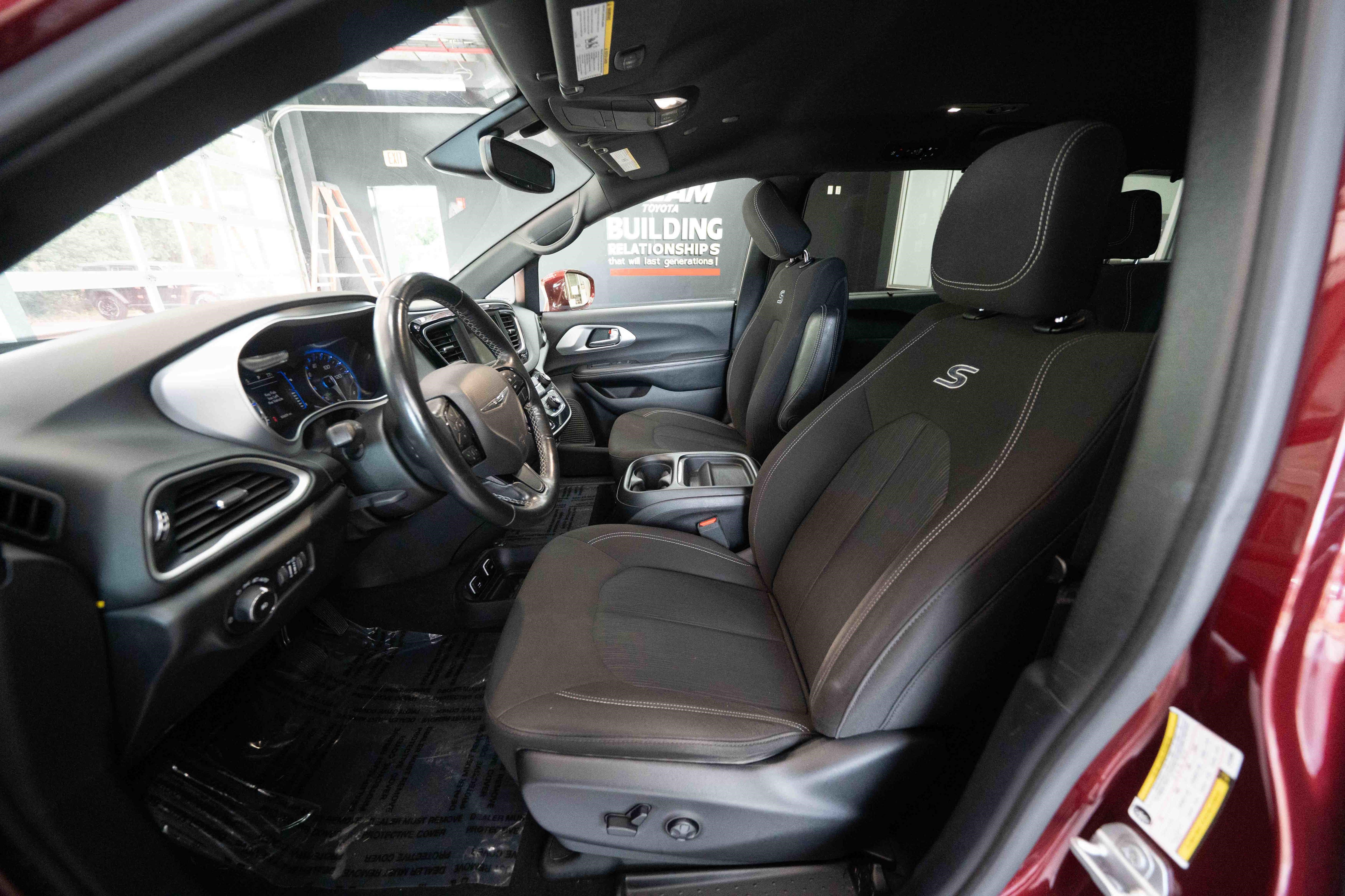 Used 2020 Chrysler Pacifica Touring w/ S Appearance Package FWD image 9