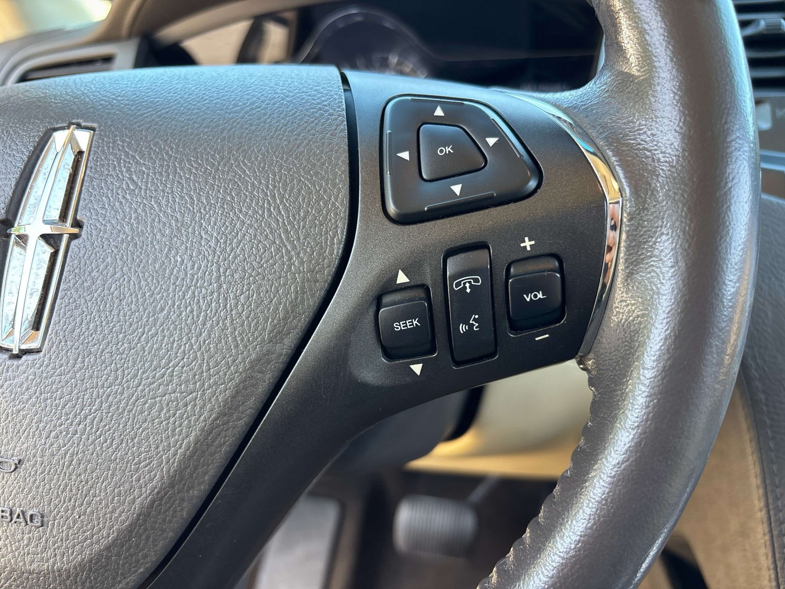 Used 2013 Lincoln MKS AWD image 19