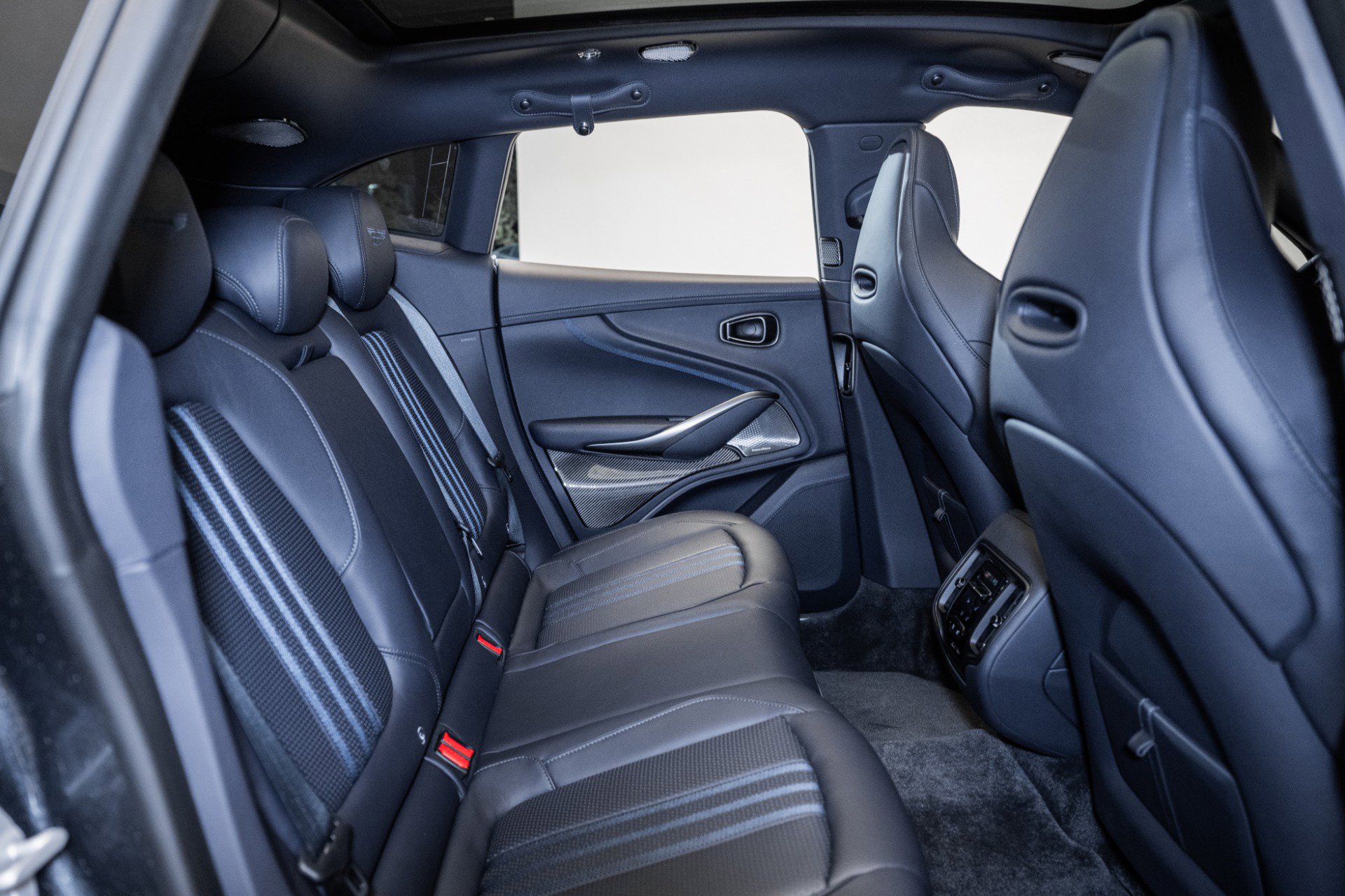 Used 2025 Aston Martin DBX 707 image 17