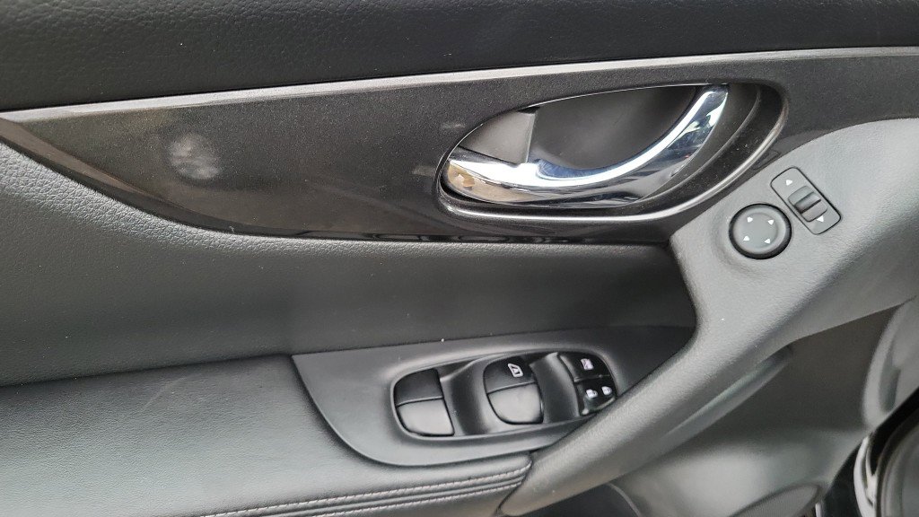 Used 2018 Nissan Rogue S image 16