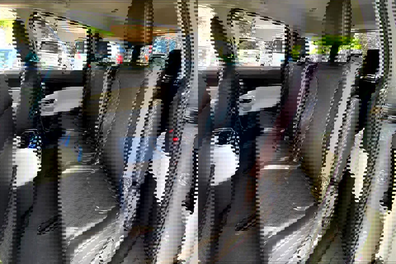 Used 2022 Kia Carnival EX image 19