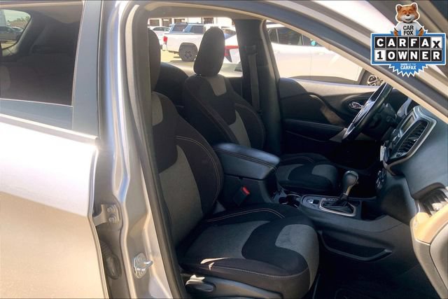 Used 2018 Jeep Cherokee Latitude w/ Altitude Package FWD image 7
