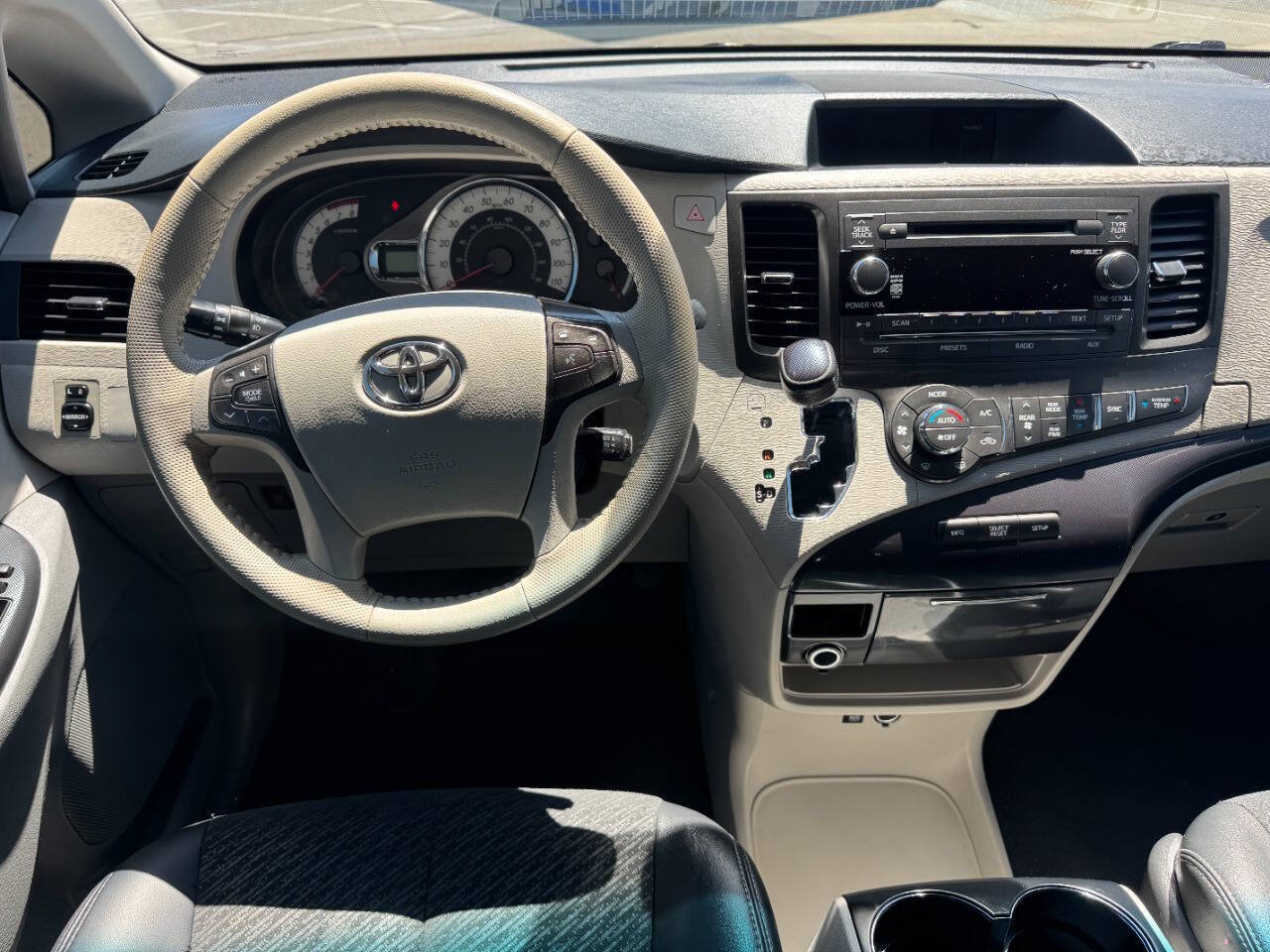 Used 2014 Toyota Sienna SE FWD image 17