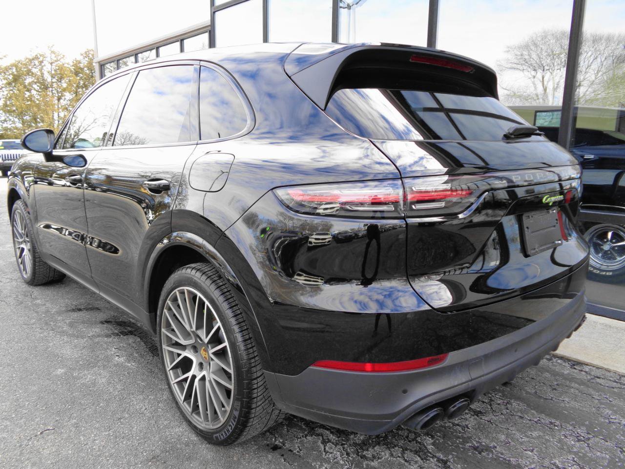 Used 2022 Porsche Cayenne Platinum Edition image 7