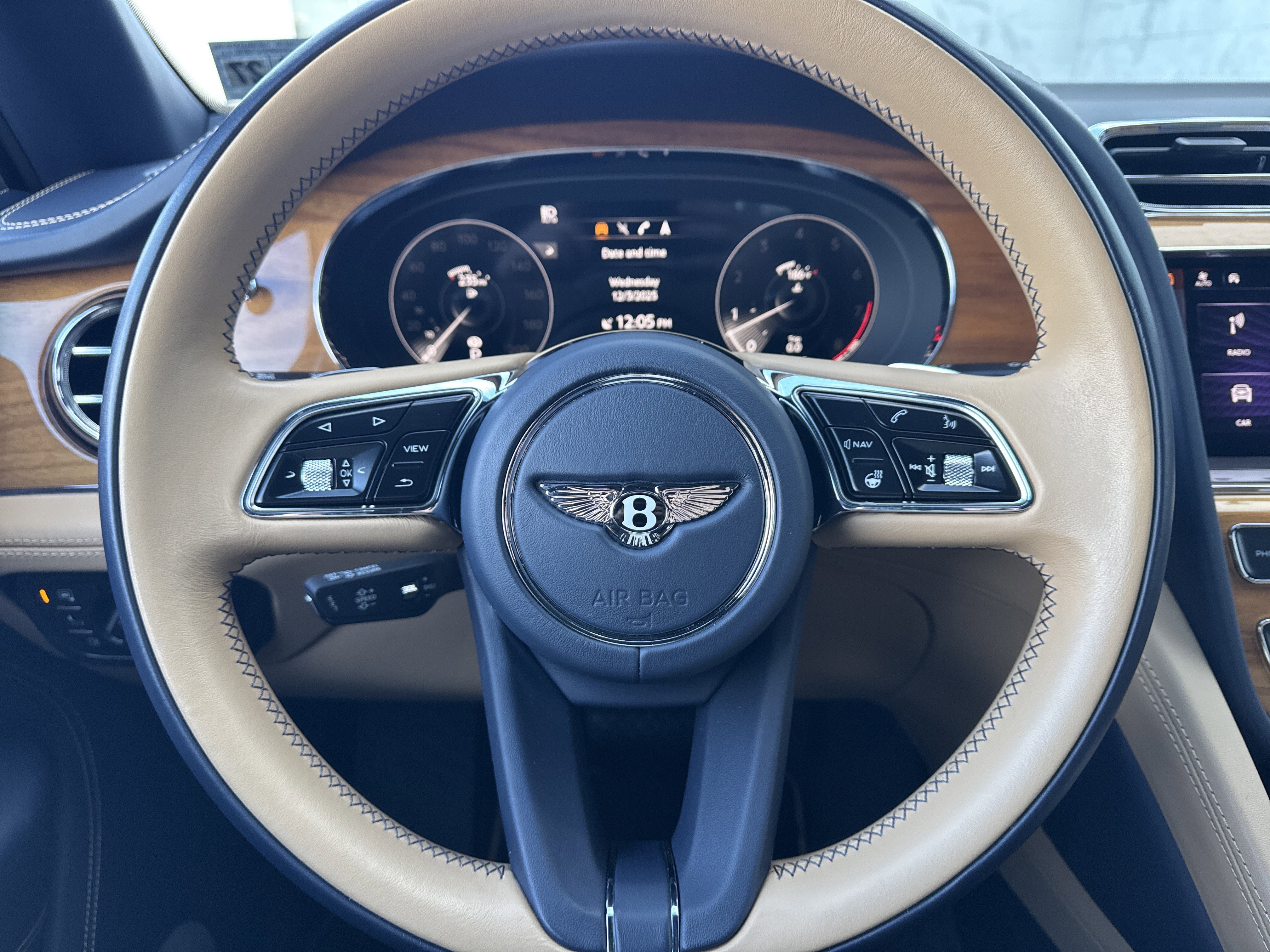 Used 2022 Bentley Bentayga V8 image 19