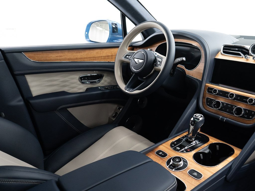 Used 2025 Bentley Bentayga image 29