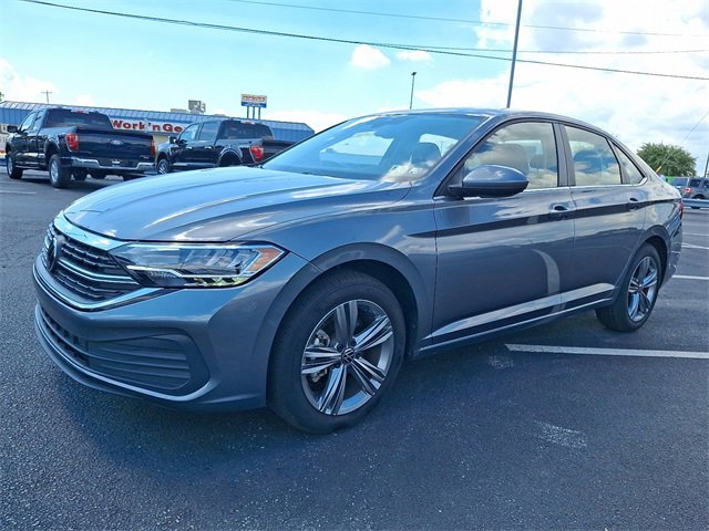 Used 2024 Volkswagen Jetta SE image 3