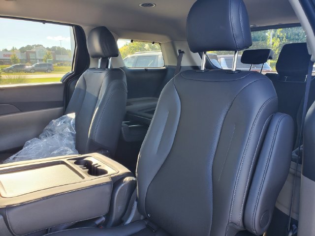 New 2026 Kia Carnival EX FWD image 9
