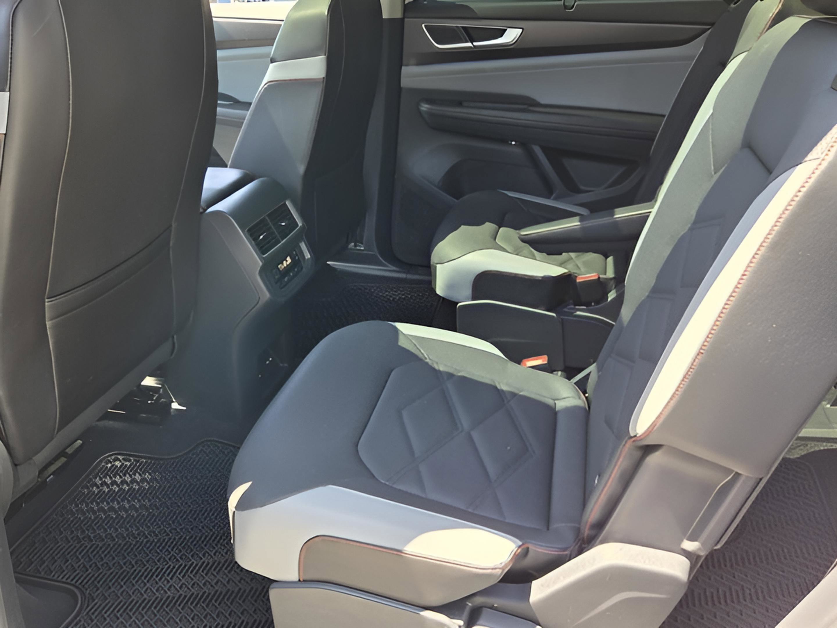 Used 2024 Volkswagen Atlas Peak Edition SEL image 10