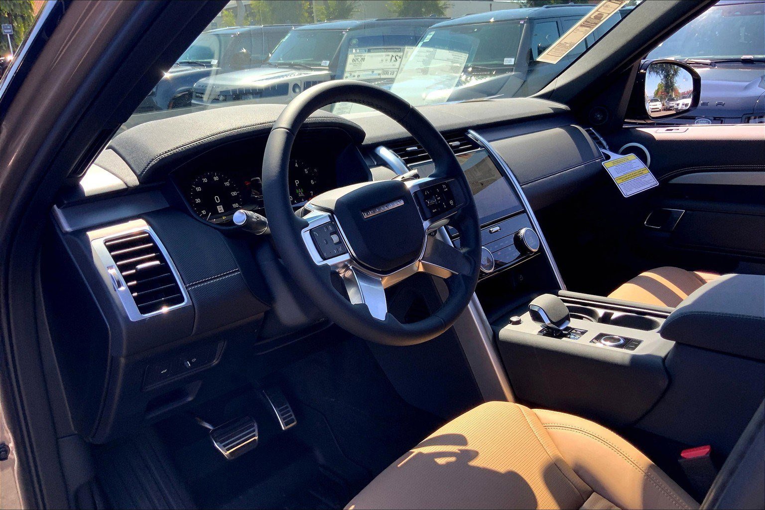 New 2025 Land Rover Discovery Dynamic SE image 9