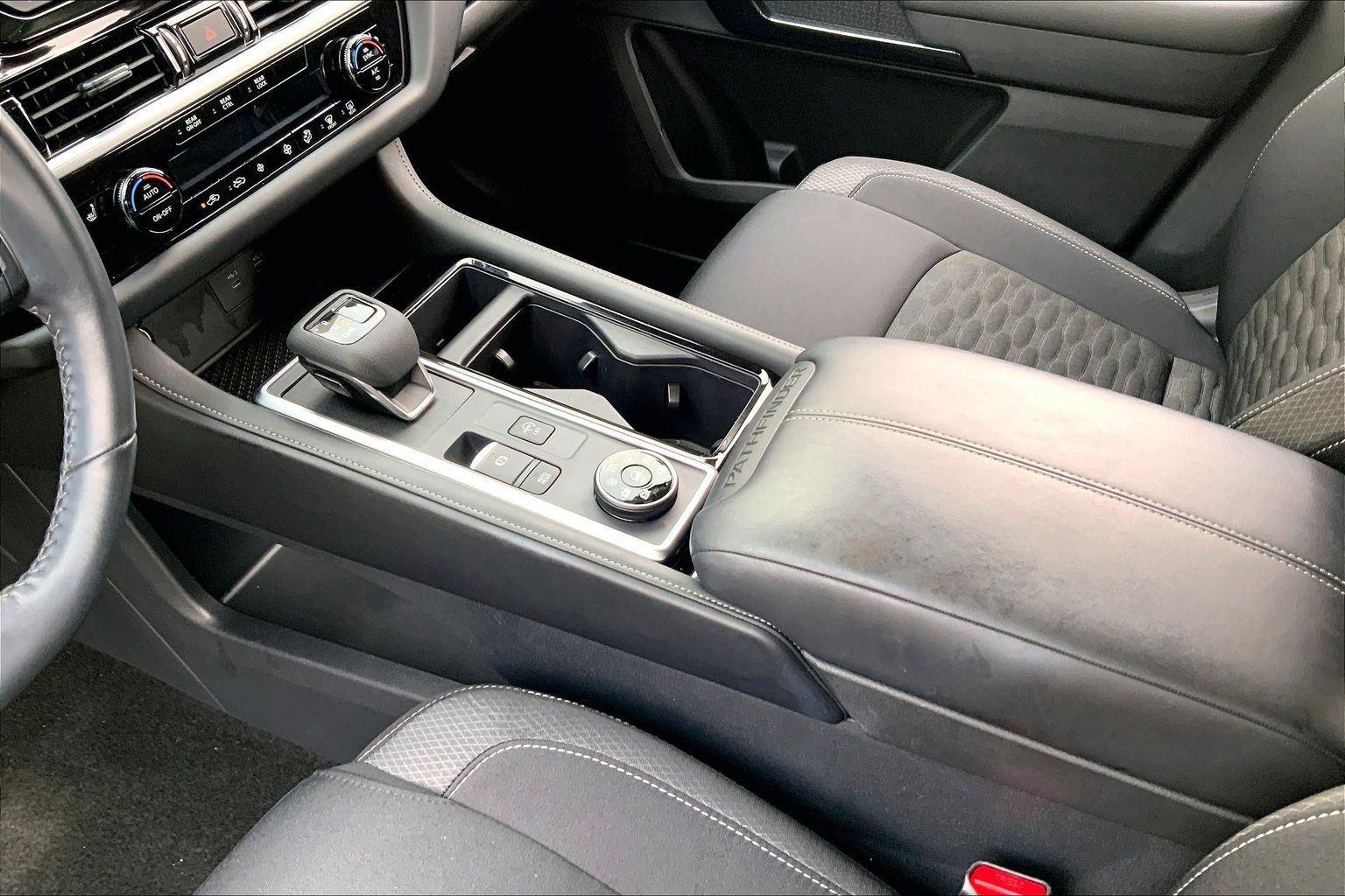 Used 2024 Nissan Pathfinder SV w/ Black Appearance Package image 13