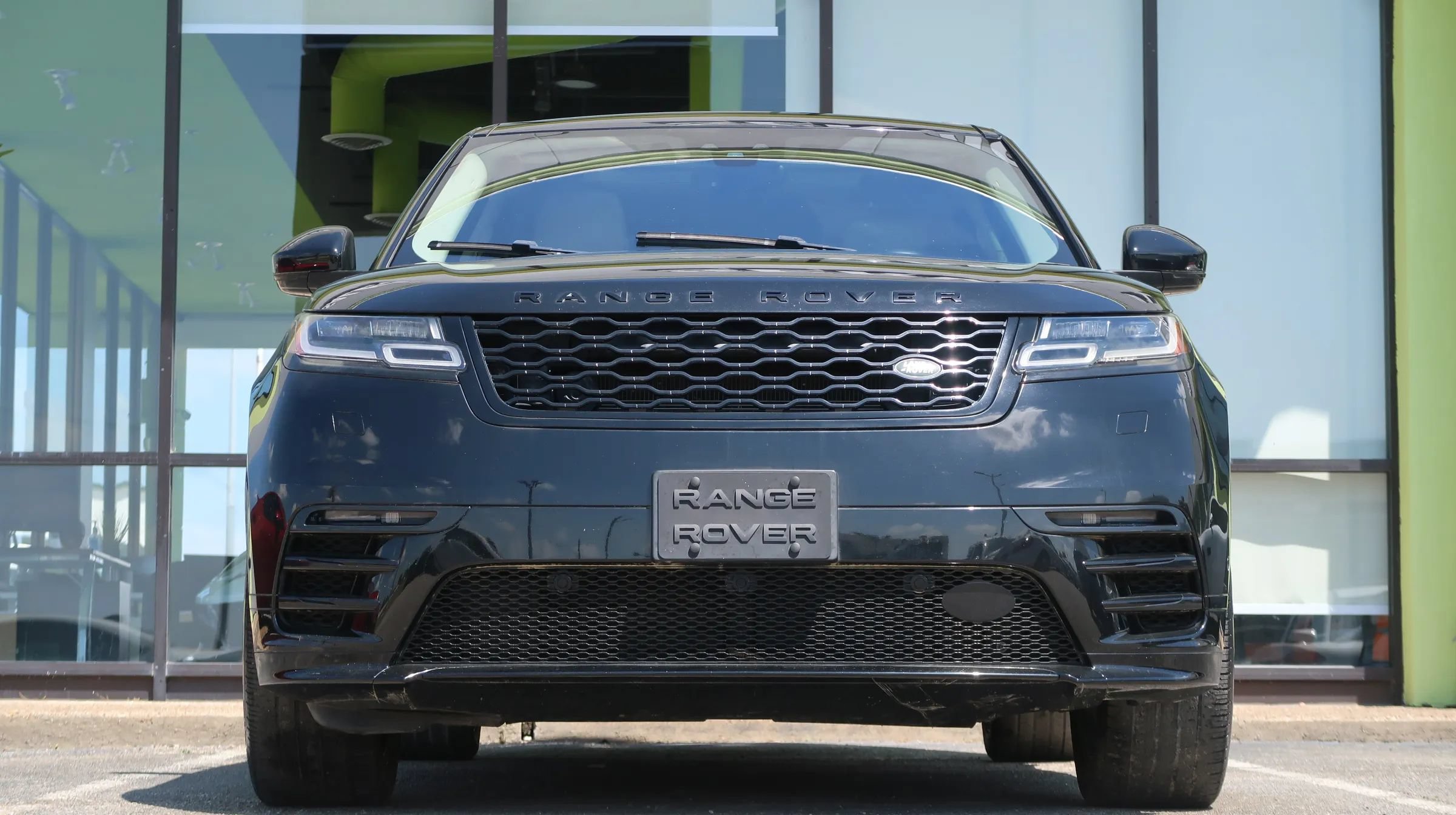 Used 2019 Land Rover Range Rover Velar R-Dynamic SE AWD/4WD image 3