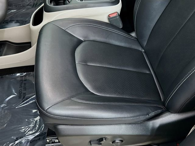 Used 2024 Chrysler Pacifica Touring-L image 18