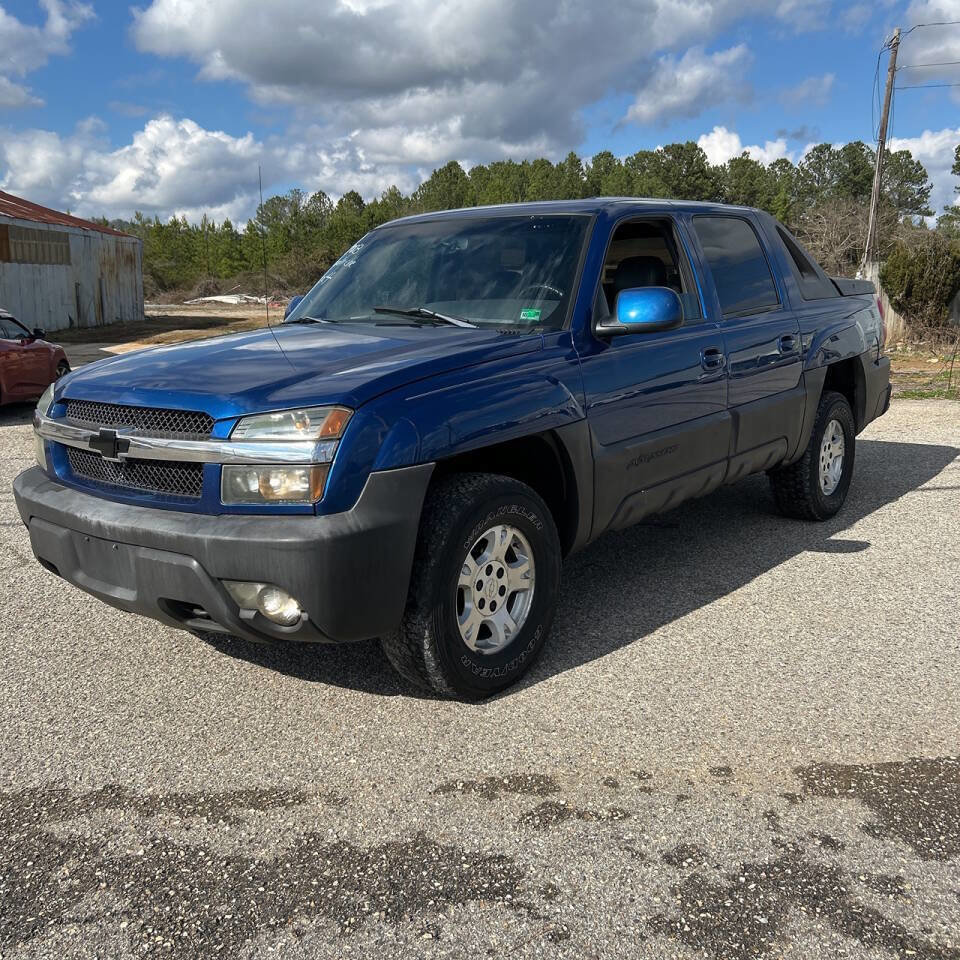 Used 2003 Chevrolet Avalanche 4x4 w/ Suspension Package, Off-Road image 2