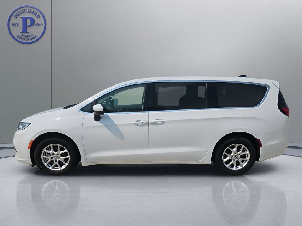 Used 2023 Chrysler Pacifica Touring-L FWD image 5