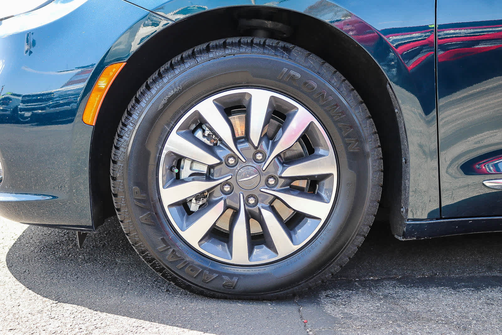 Used 2023 Chrysler Pacifica Limited FWD image 9