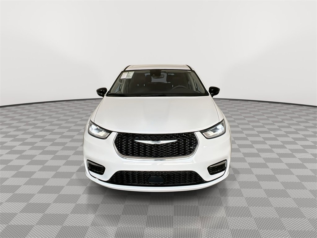 Used 2024 Chrysler Pacifica Touring-L image 3