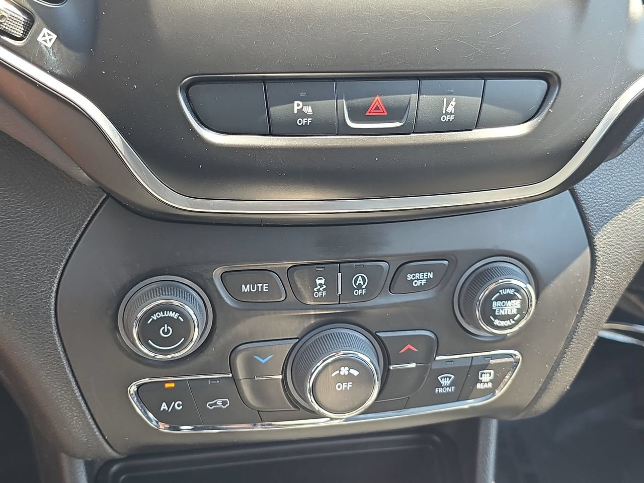 Used 2021 Jeep Cherokee Latitude Plus FWD image 38