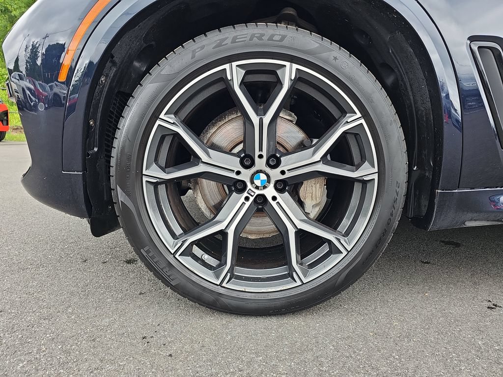Certified 2022 BMW X5 xDrive40i w/ M Sport Package AWD/4WD image 24
