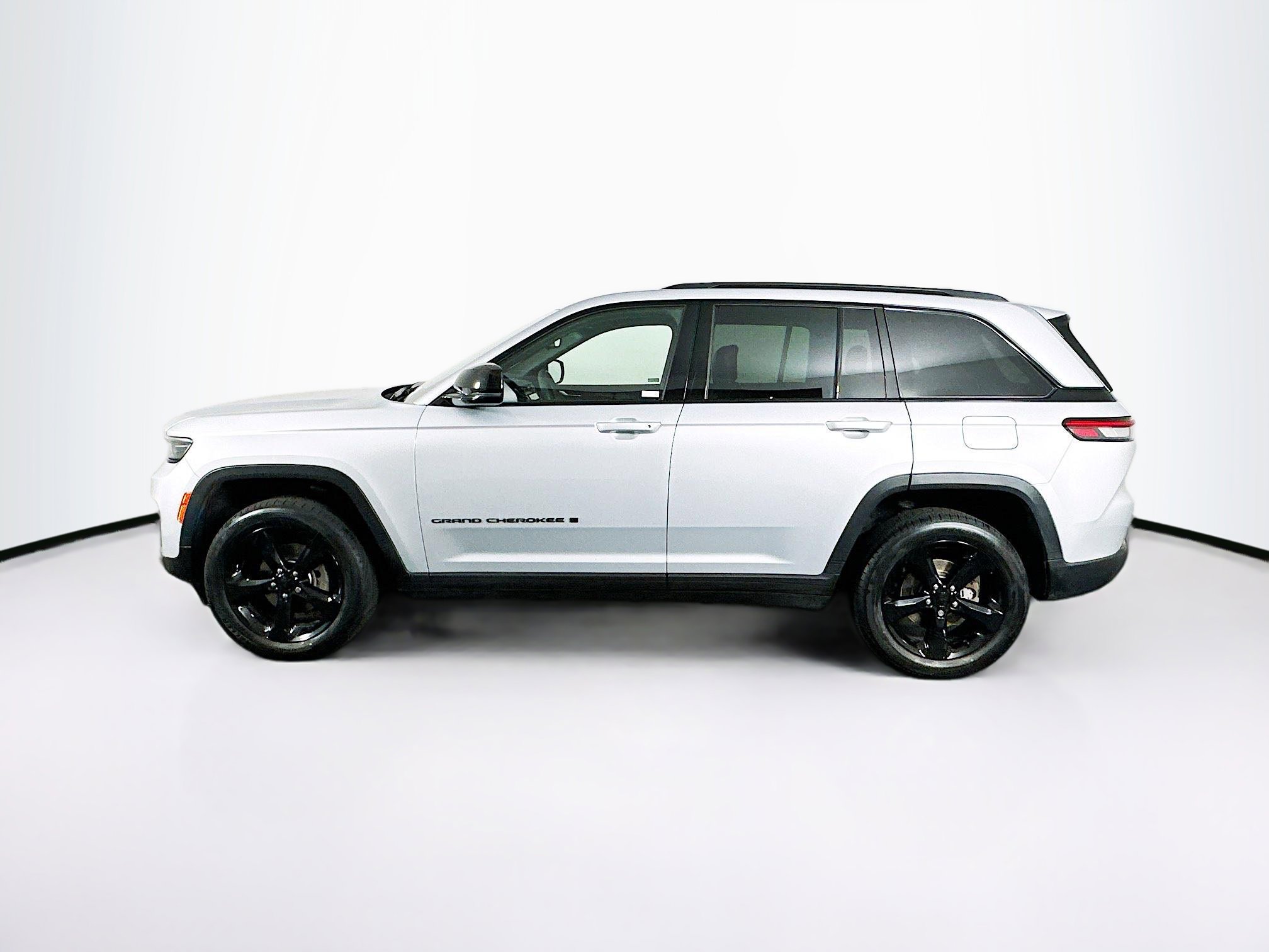 Used 2023 Jeep Grand Cherokee Altitude AWD/4WD image 4