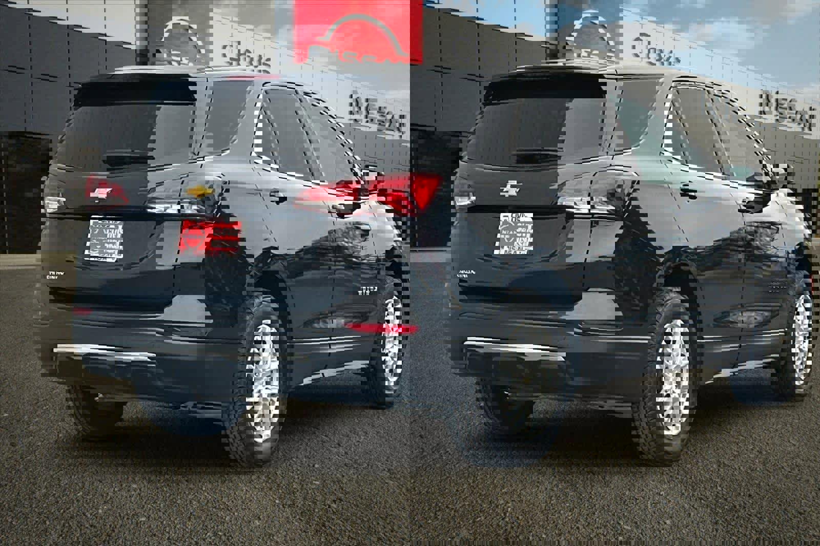 Used 2023 Chevrolet Equinox LT image 3