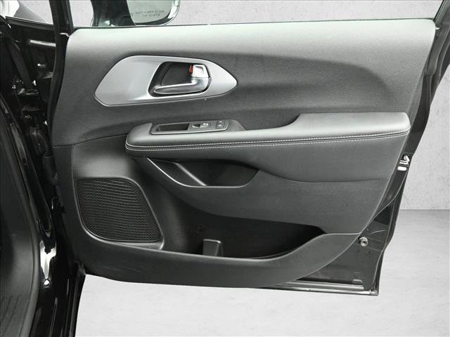 Used 2025 Chrysler Pacifica Limited FWD image 28