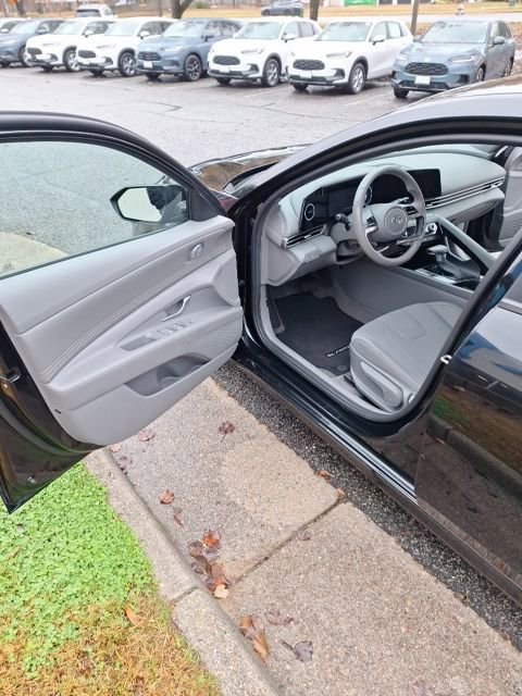 Used 2023 Hyundai Elantra SEL w/ Convenience Package image 9